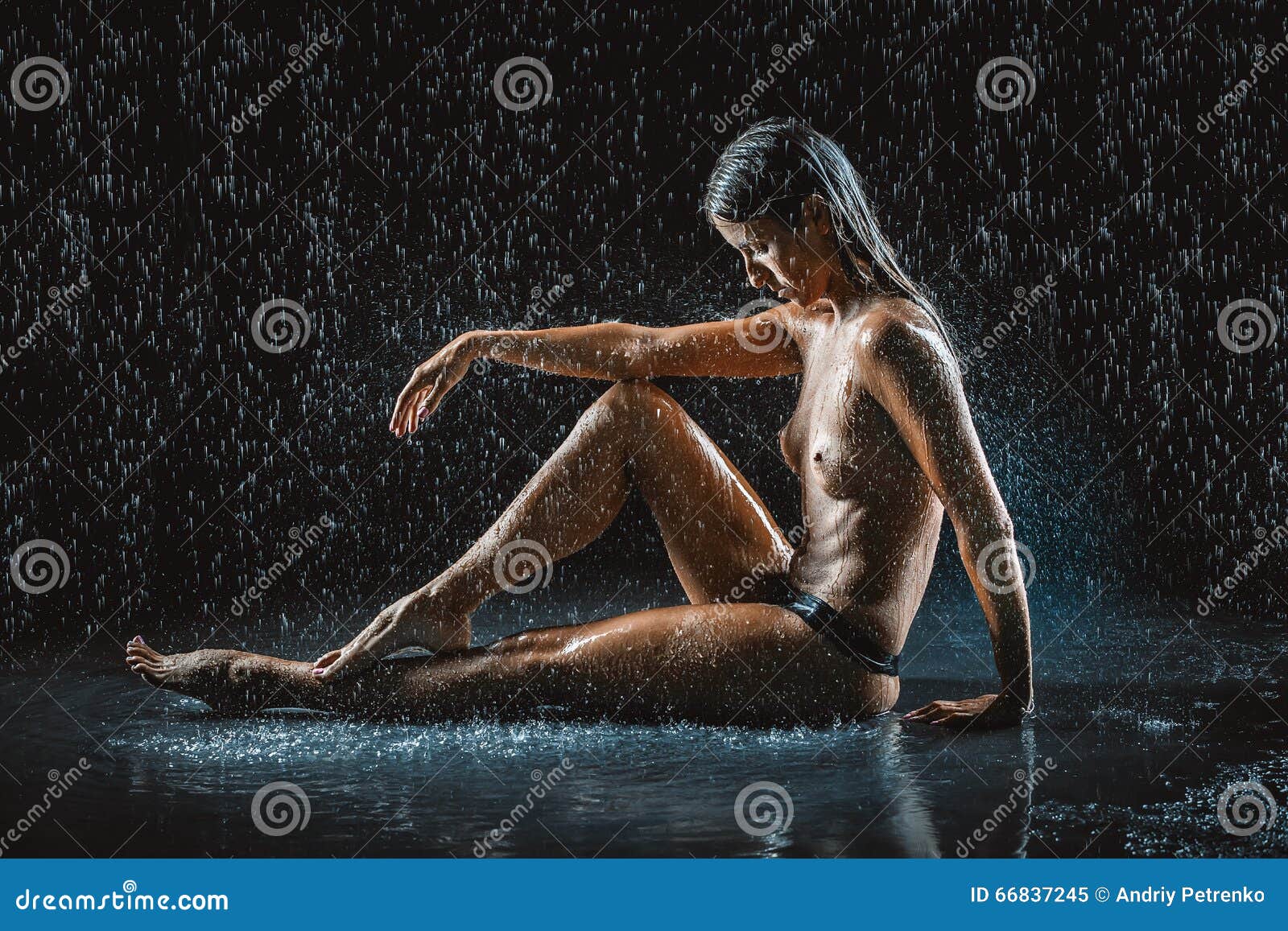 Mujer Joven Desnuda En La Lluvia Imagen de archivo - Imagen de muchacha, se...