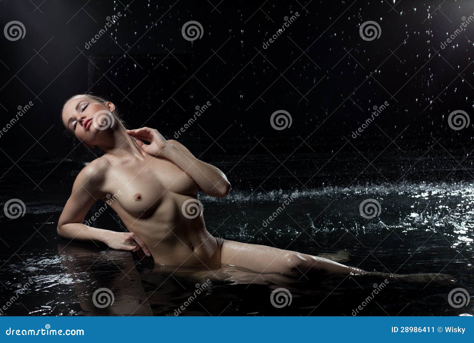 Mujer Joven Desnuda Hermosa Cerca Del Agua En Oscuridad Imagen de archivo -  Imagen de atractivo, encanto: 28986411
