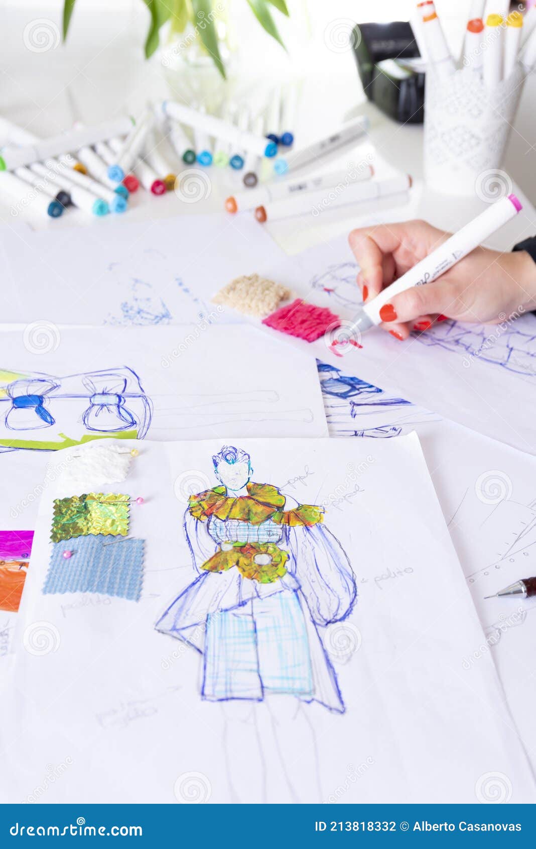 Mujer Joven Diseño Vestidos De Moda Dibujo Con Lápices De Colores Foto de archivo - Imagen de color, coloreado: 213818332 Mujer Joven Diseño Vestidos De Moda Dibujo Con Lápices De Colores Foto de archivo - Imagen de color, coloreado: 213818332