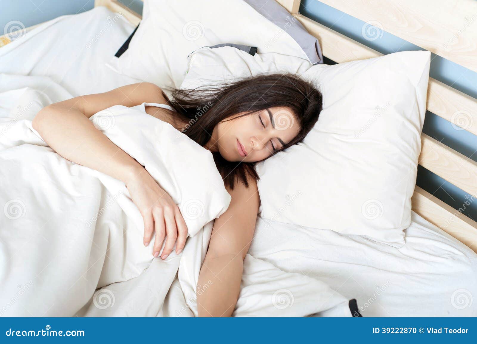 Mujer Joven Dormida En Su Cama Foto de archivo - Imagen de lecho, lino: 39222870