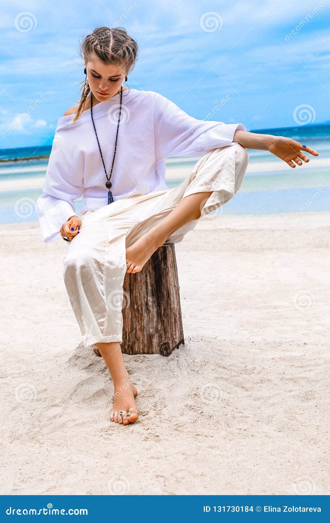 Mujer Elegante Hermosa En Ropa Blanca En La Playa Foto archivo - Imagen de encanto, costa: 131730184