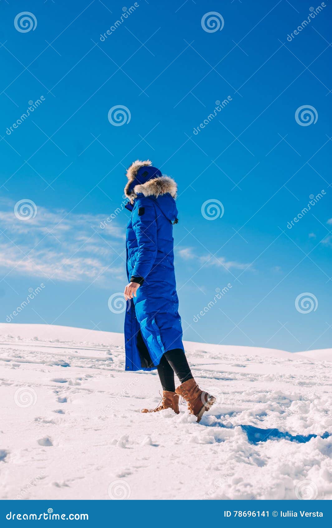 Mujer joven en el invierno al aire libre. Mujer joven atractiva en el invierno al aire libre