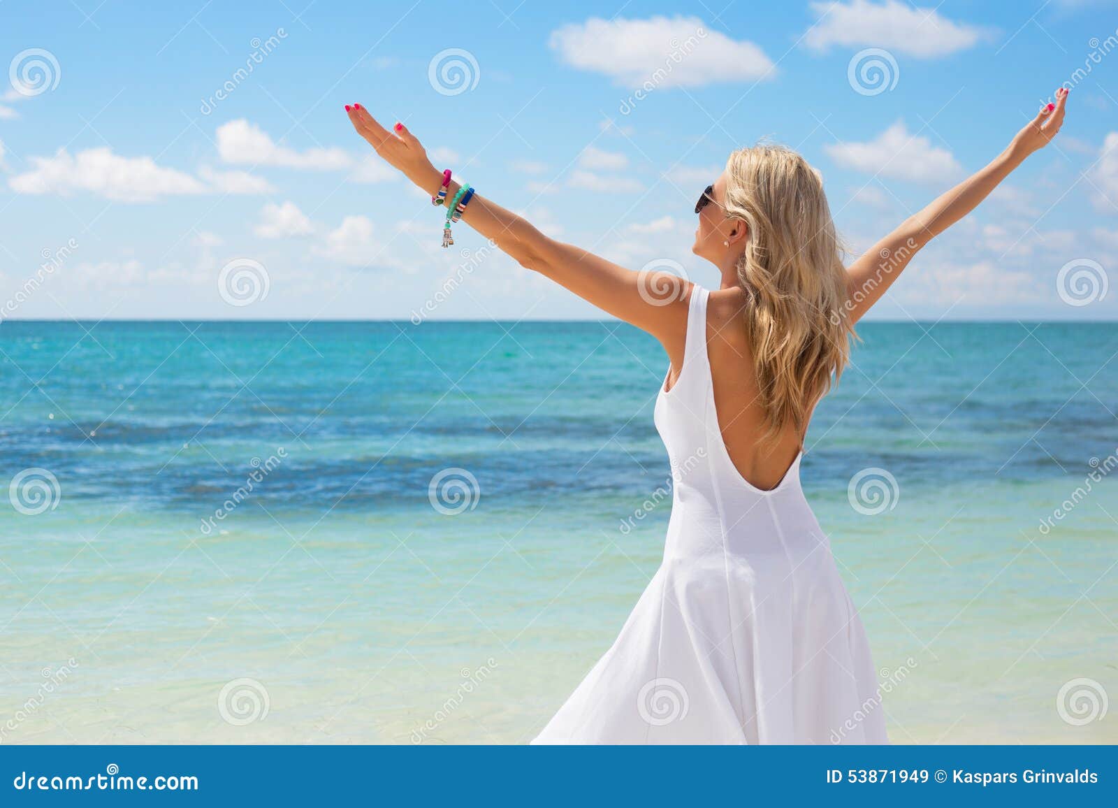 Mujer Joven En El Vestido Blanco Que Disfruta De Día De Verano En La Playa  Imagen de archivo - Imagen de playa, brazos: 53871949
