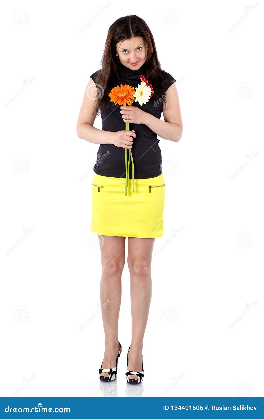 Mujer Joven En Falda Amarilla Corta Con Los Gerberas, Cuerpo Completo,  Inclinando Su Cabeza Adelante Foto de archivo - Imagen de hembra, romance:  134401606