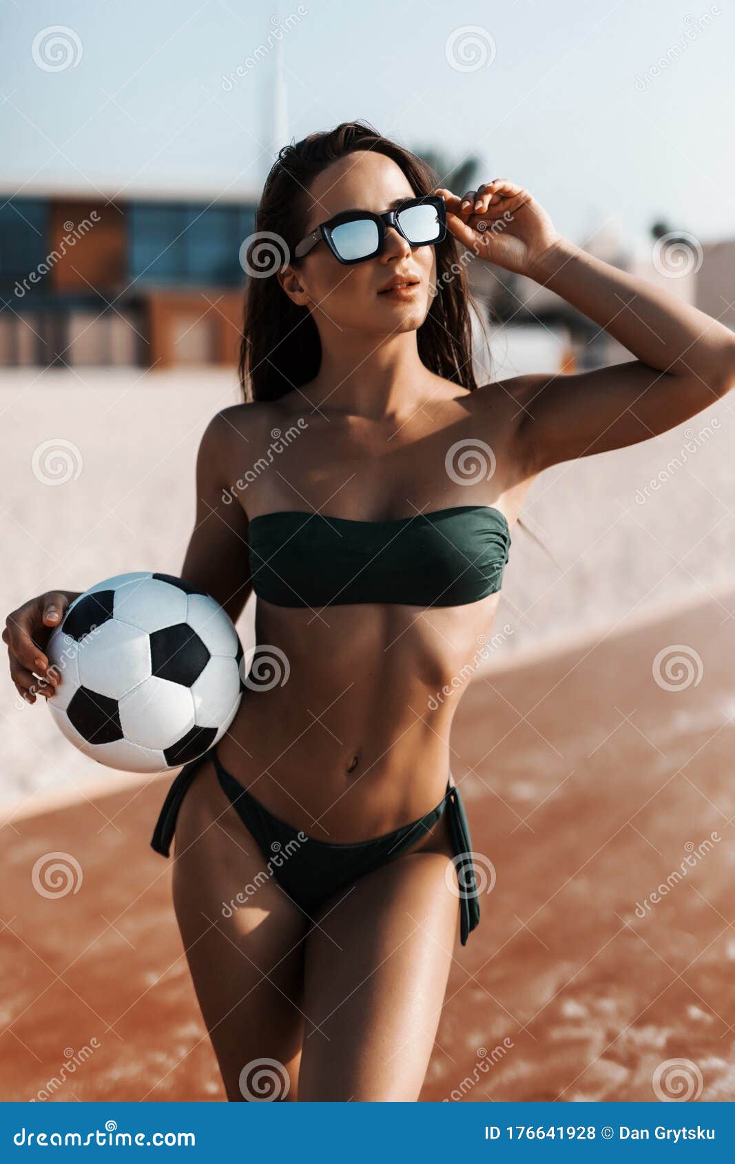 Mujer Joven En Forma Usa Gafas De Sol En Bikini Verde Con Juego De Fútbol  En La Playa Foto de archivo - Imagen de lindo, hembra: 176641928