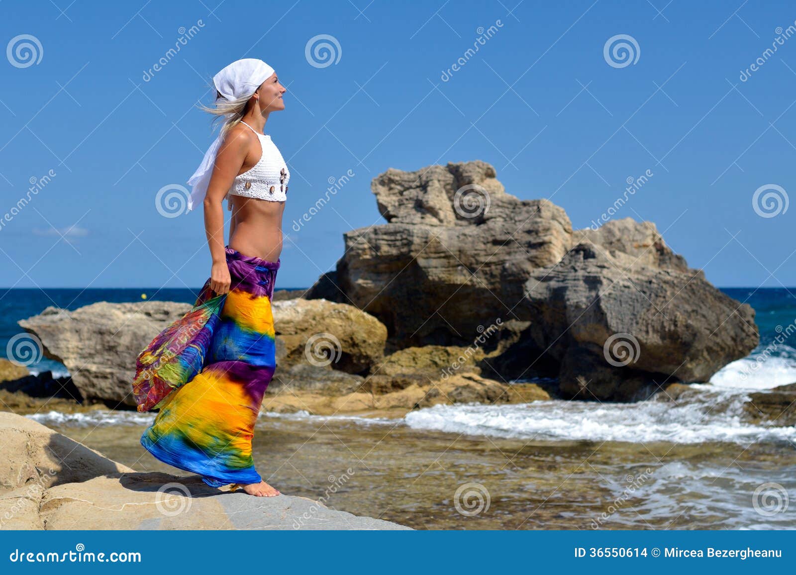 Mujer joven en la playa en verano. Mujer sensual joven en la playa en verano