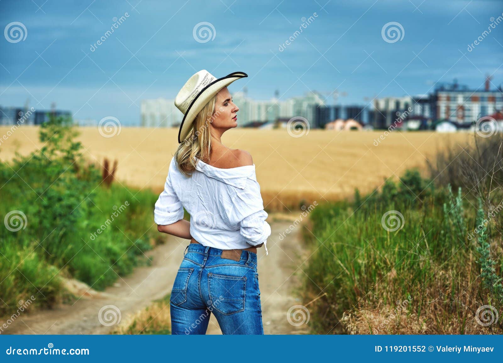 Mujer Joven En La Ropa Casual Para Un Paseo En Un Campo Del Trigo Foto de  archivo - Imagen de despreocupado, hermoso: 119201552