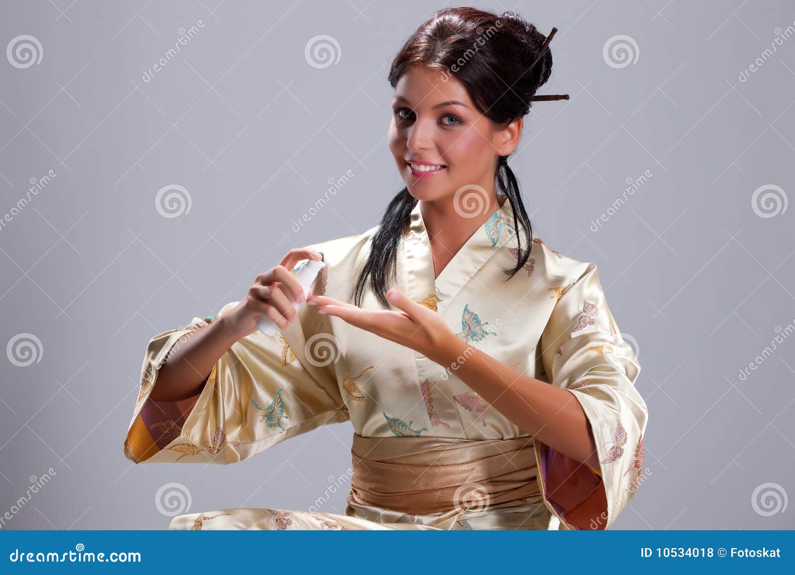 Mujer Joven En La Ropa Japonesa Foto de archivo - Imagen de estilizado,  alineada: 10534018