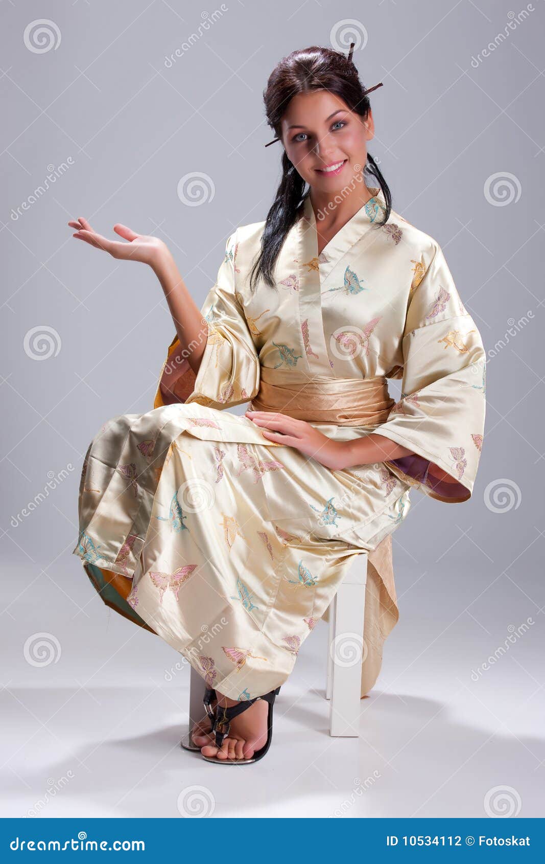 Mujer Joven En La Ropa Japonesa Foto de archivo - Imagen de placer, alegre:  10534112