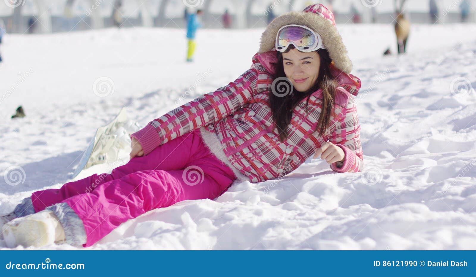 Mujer Joven En Mono De Nieve Rosado Con Las Gafas Del Esquí Foto