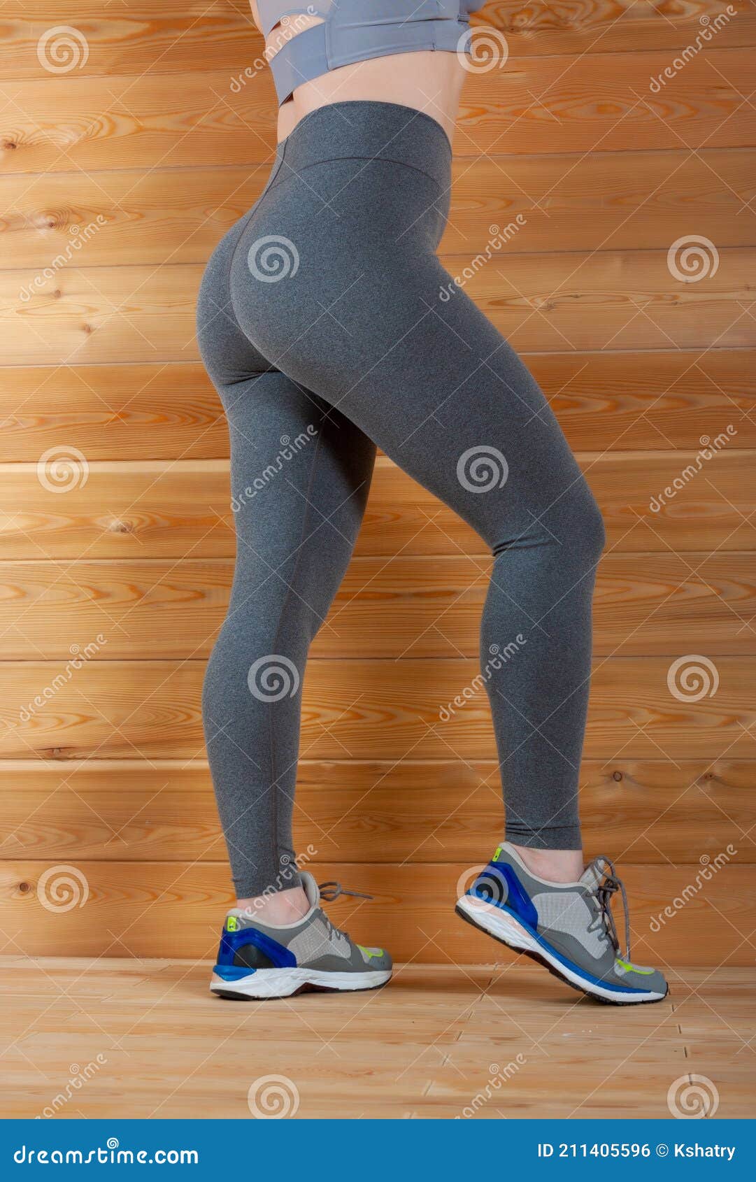 Mujer Joven En Pantalones Ajustados Contra Pared De Madera Foto de archivo  - Imagen de pies, fondo: 211405596