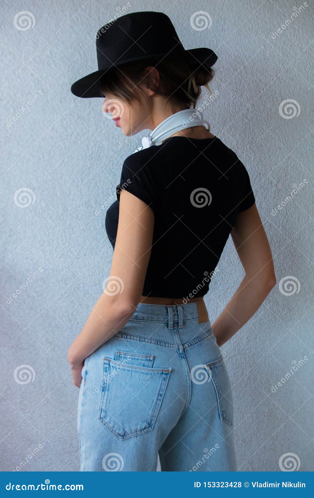 Mujer Joven En Ropa Del Sombrero Y Del Estilo Foto de archivo - Imagen de estilo, 153323428
