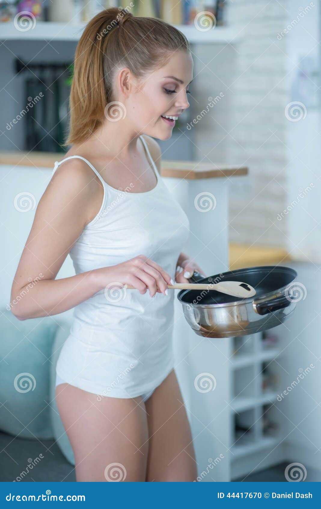 Mujer Joven En Ropa Interior Cocina Con El Sartén Foto de archivo - Imagen cocina, interior: 44417670
