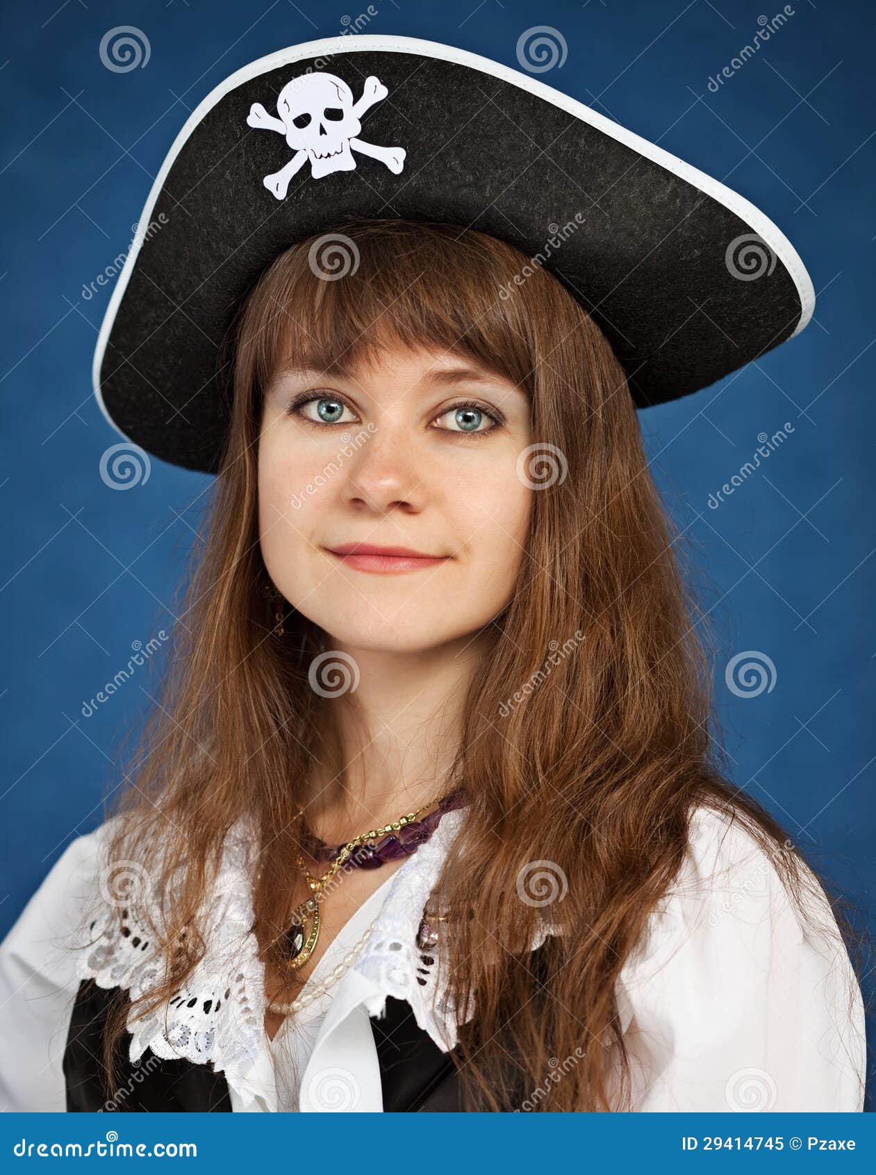 Mujer Joven En Sombrero Del Pirata Imagen de archivo - Imagen de cruzado,  alineada: 29414745