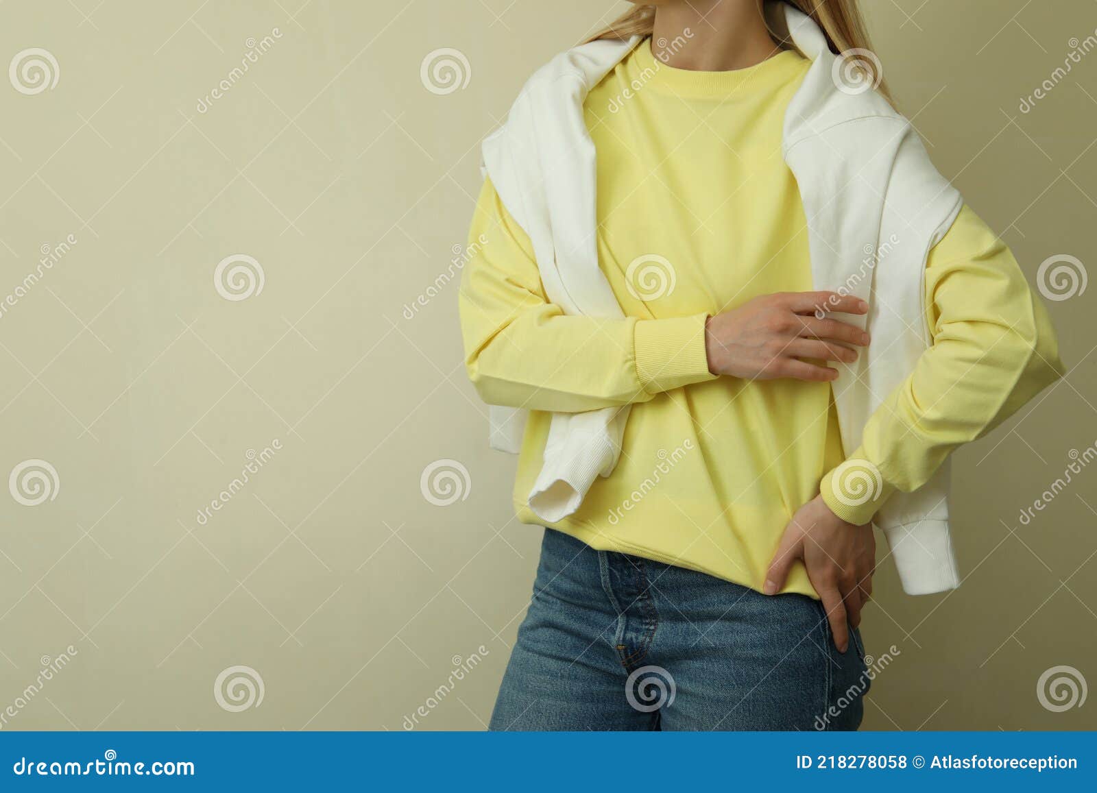 Mujer Joven En Sudadera Amarilla Contra Fondo Beige Foto de archivo -  Imagen de sudadera, mofa: 218278058