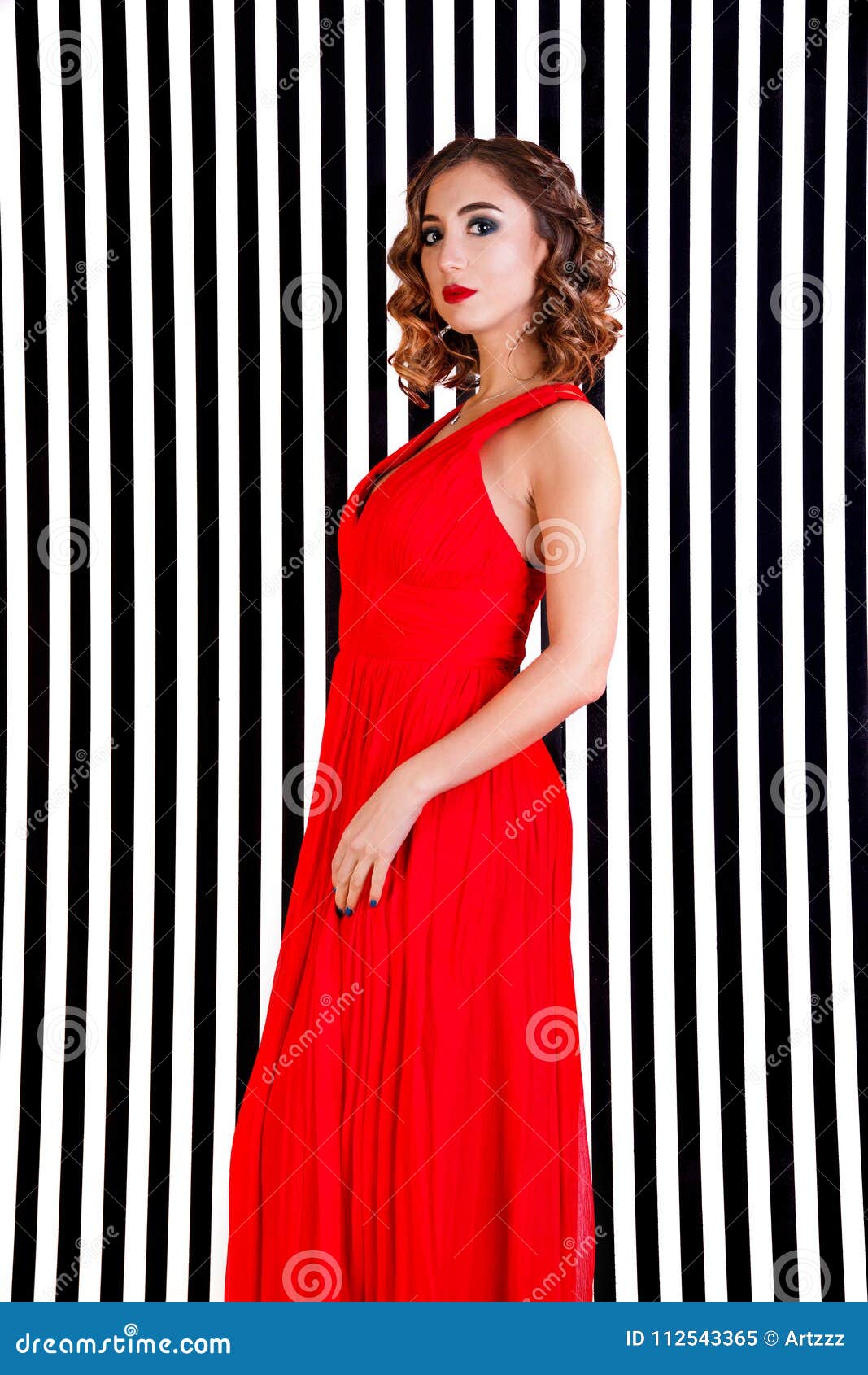 Espolvorear Distante selva Mujer Joven En Un Vestido Rojo En El Fondo De Blanco Y Negro Imagen de  archivo - Imagen de figura, arte: 112543365