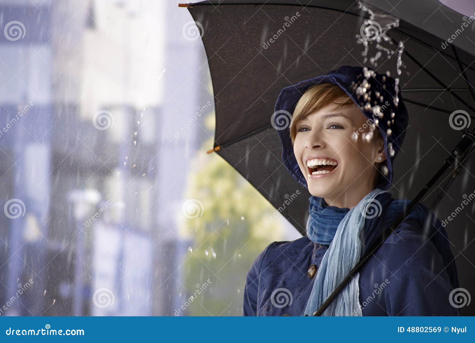 Mujer En Capa Impermeable Debajo Del Paraguas Imagen de