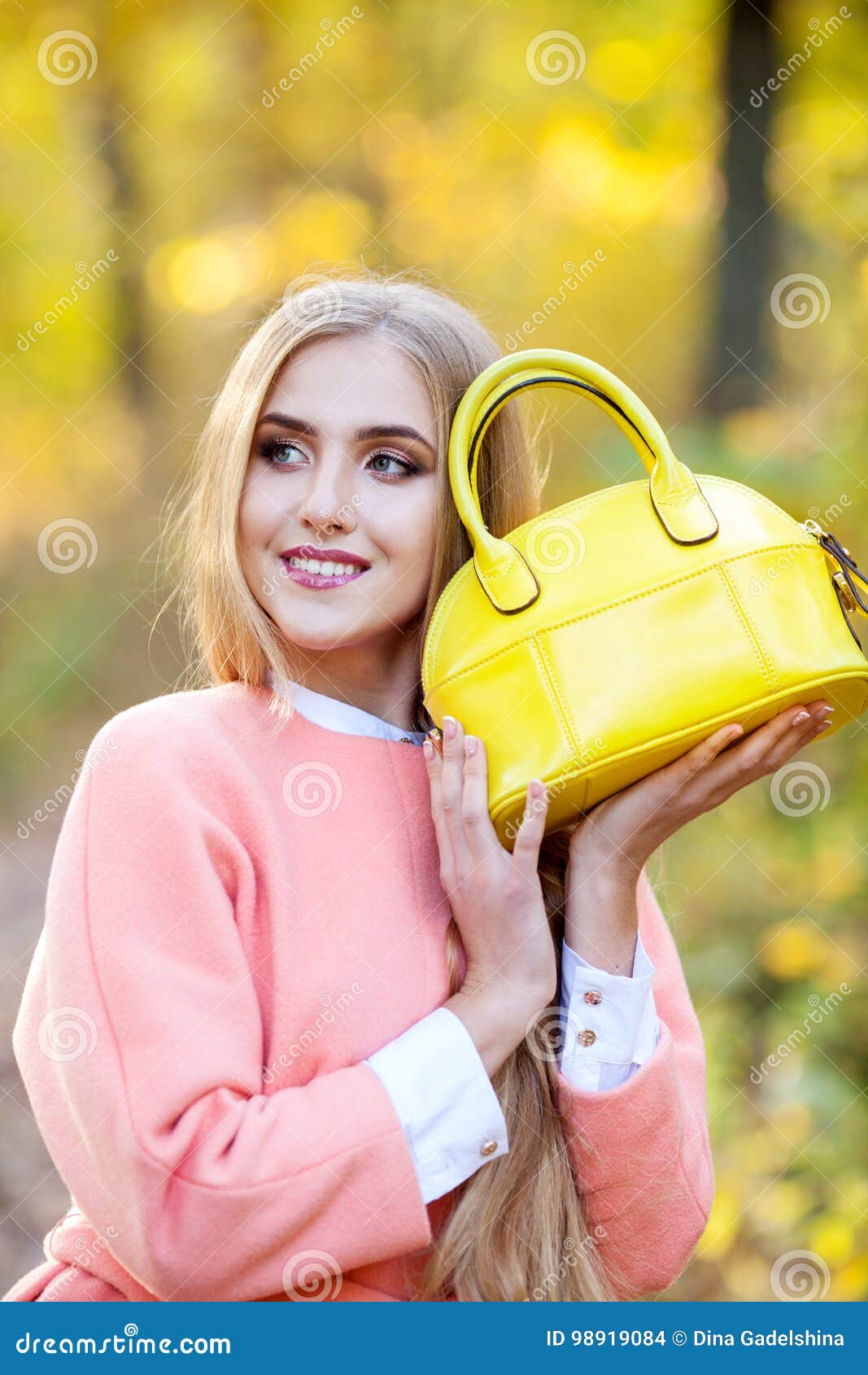 Mujer Joven Hermosa El Bolso De Moda Amarillo En Manos En La Naturaleza Del de archivo - Imagen de desprovisto, modelo: 98919084