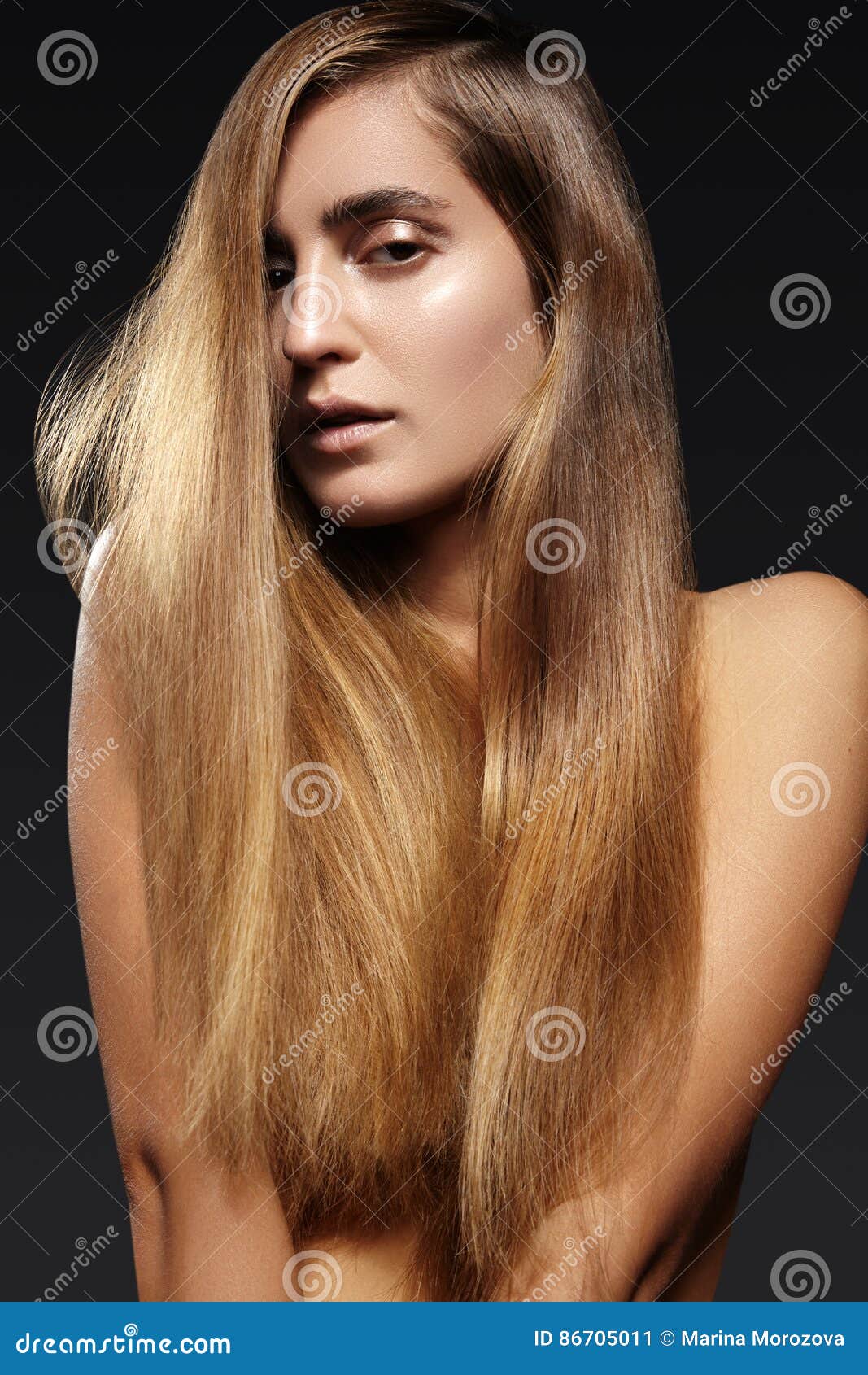 Mujer Joven Hermosa Con El Pelo Brillante Largo Peinado