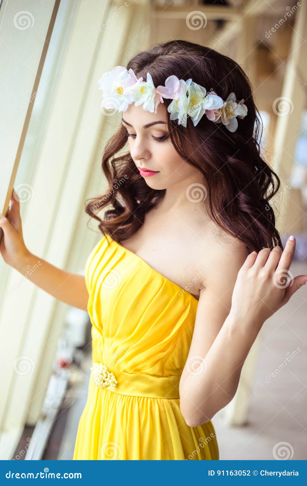 Mujer Joven Hermosa Con El Pelo Largo En Un Día De Verano Dama De Honor En Vestido Amarillo En Un Restaurante Del Mar Foto de archivo - Imagen de cara, peinado: 91163052 Mujer Joven Hermosa Con El Pelo Largo En Un Día De Verano Dama De Honor En Vestido Amarillo En Un Restaurante Del Mar Foto de archivo - Imagen de cara, peinado: 91163052