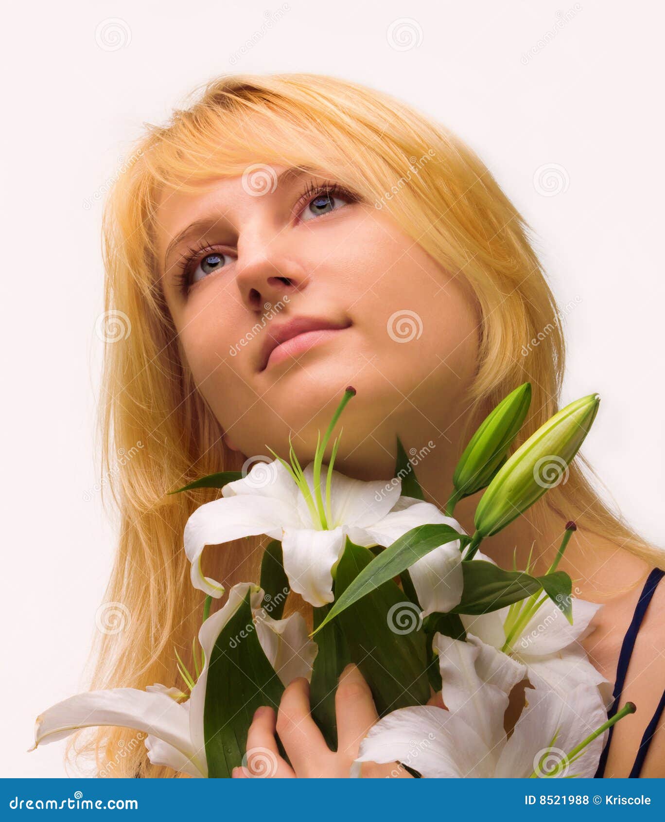 Mujer joven hermosa con la flor del lirio. Mujer joven hermosa un blonde con la flor del lirio