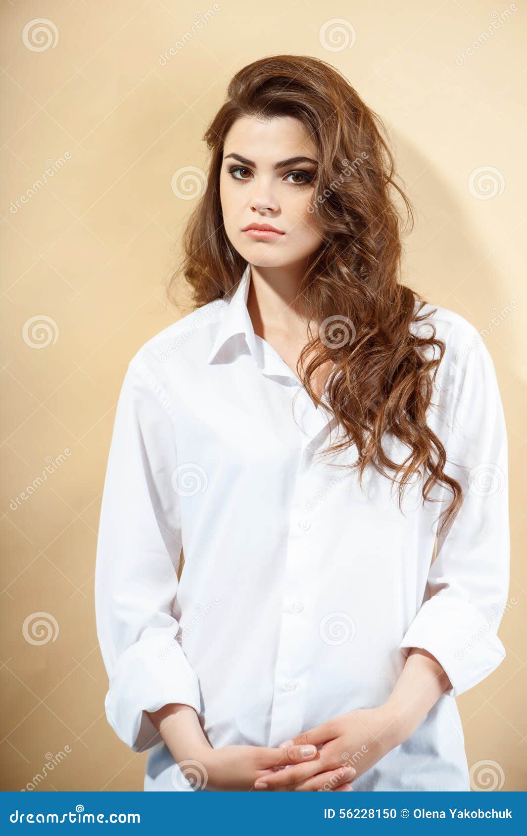 Mujer Joven En Blusa Blanca Ancha Foto de archivo - Imagen de fondo: 56228150