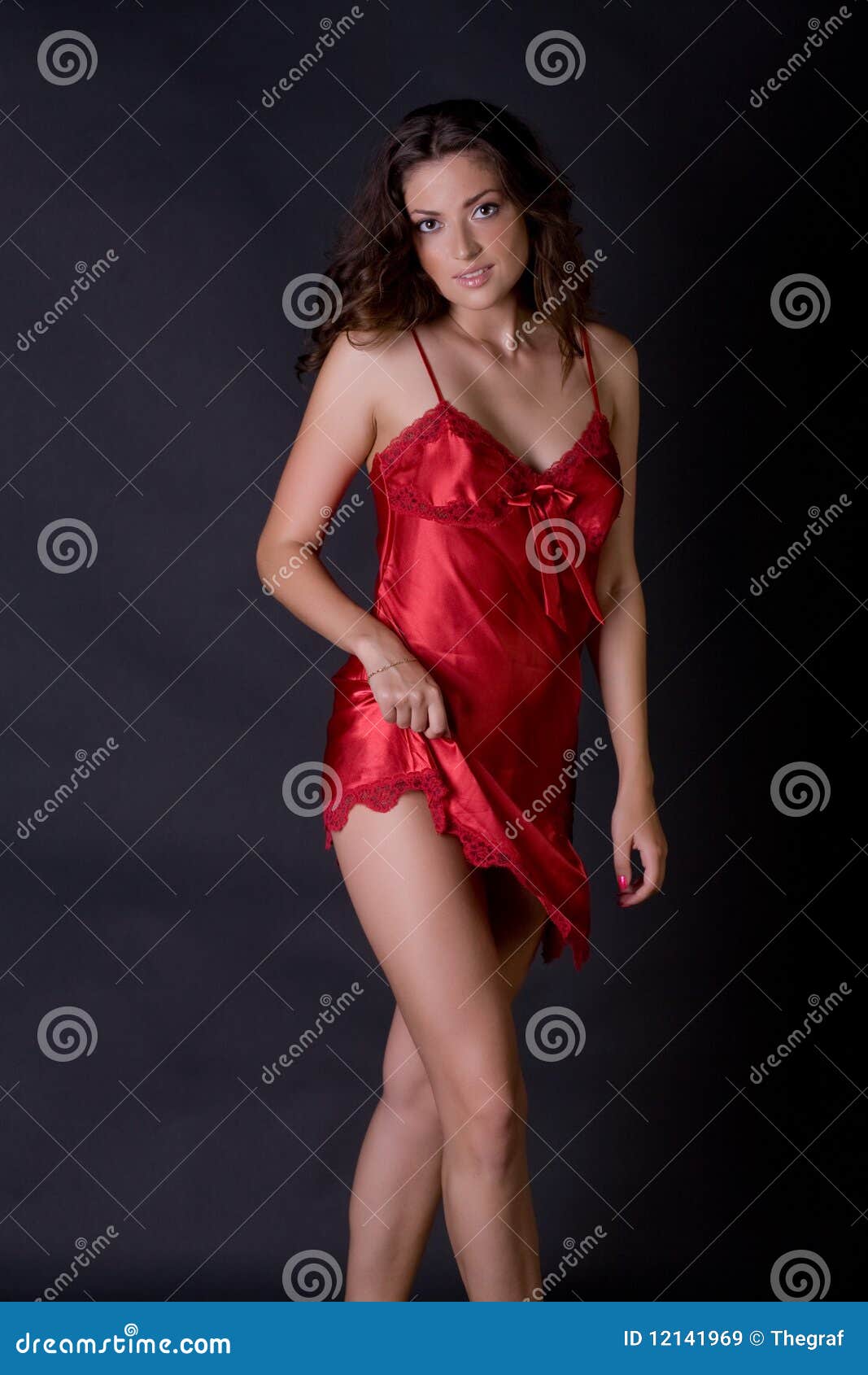 Mujer Joven Hermosa En Camisón Rojo Imagen archivo - de negro: 12141969