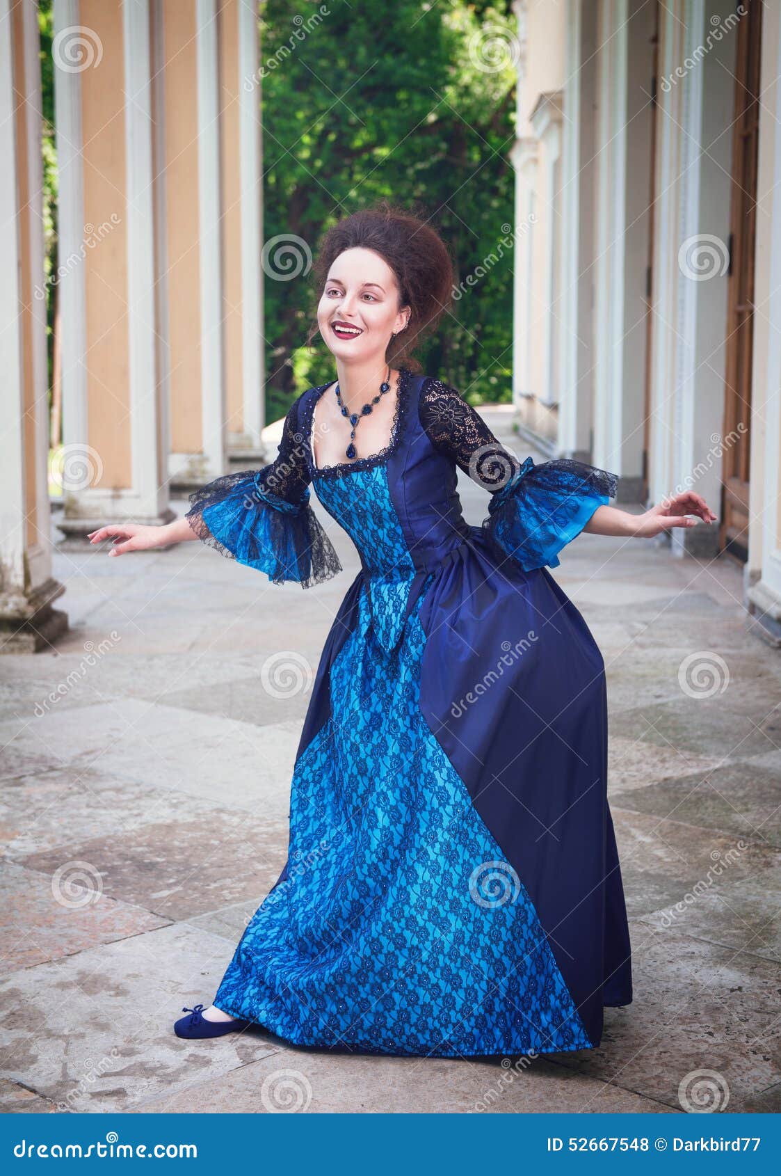 Mujer Joven Hermosa En El Vestido Medieval Azul Que Hace Curtsey Foto de  archivo - Imagen de adorable, traje: 52667548