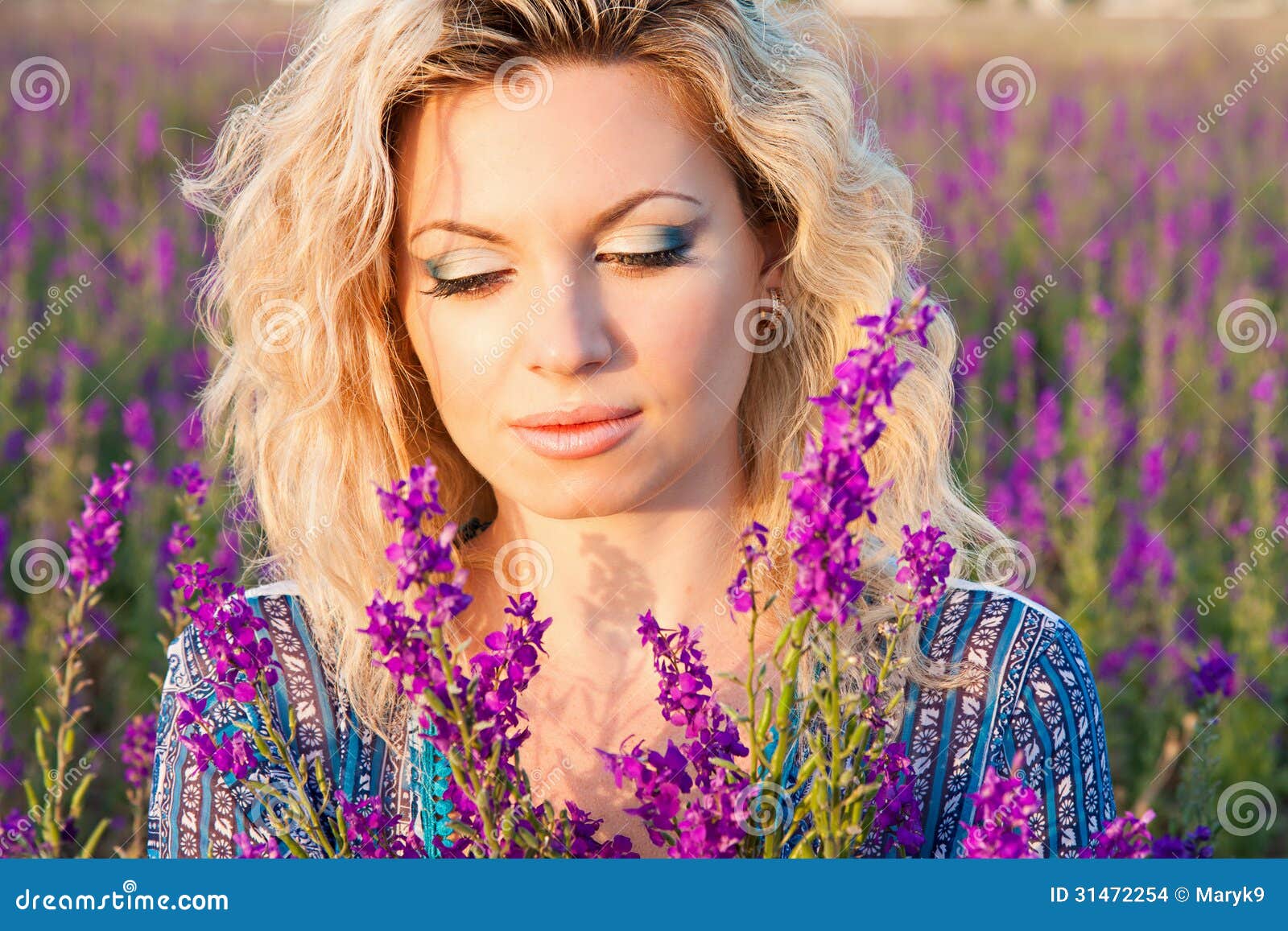 mujer-joven-hermosa-en-las-flores-violetas-31472254.jpg