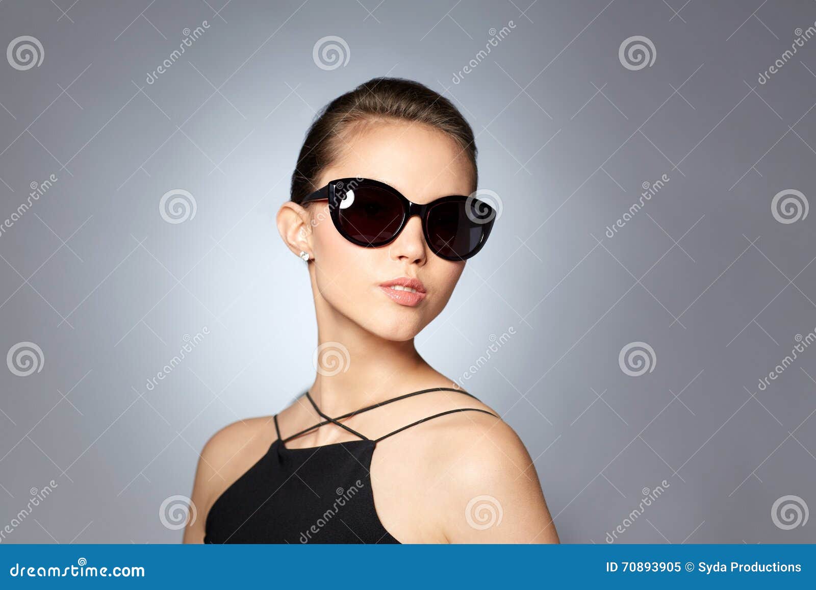 Mujer Joven Hermosa En Sol Negros Elegantes Imagen de archivo - Imagen de elegancia: 70893905