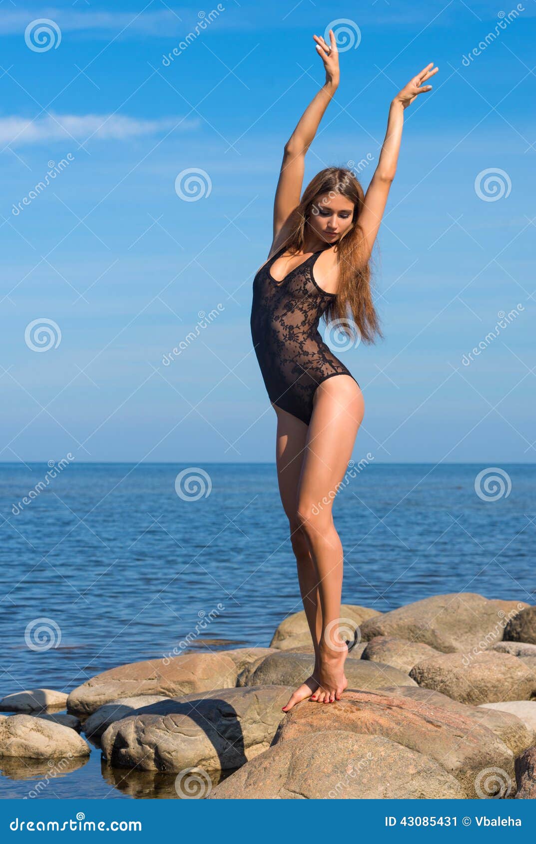 Mujer Hermosa En Traje De Baño Transparente Imagen de archivo - Imagen de orilla: 43085431
