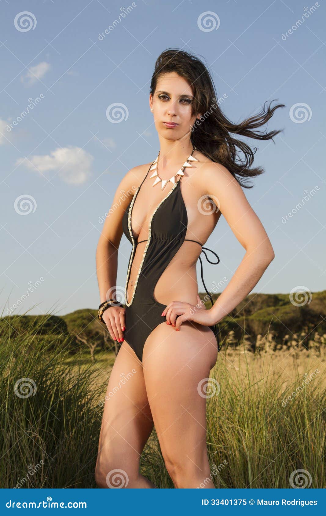 Mujer Joven Hermosa En Un Traje De Baño Del Trikini Imagen de archivo - Imagen de belleza, viento: 33401375