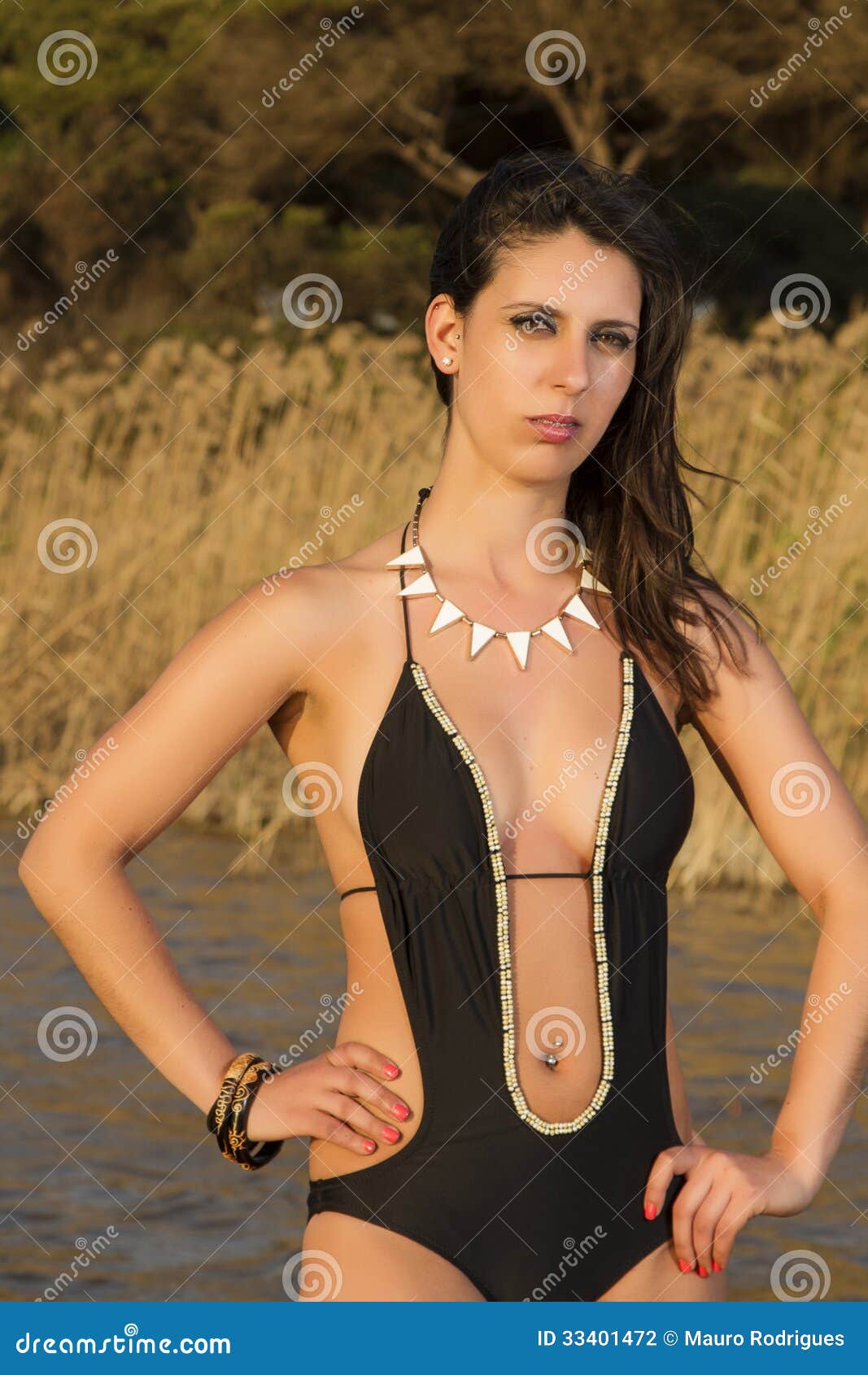 Mujer Joven Hermosa En Un Traje De Baño Negro Trikini Foto de archivo - de muchacha: 33401472