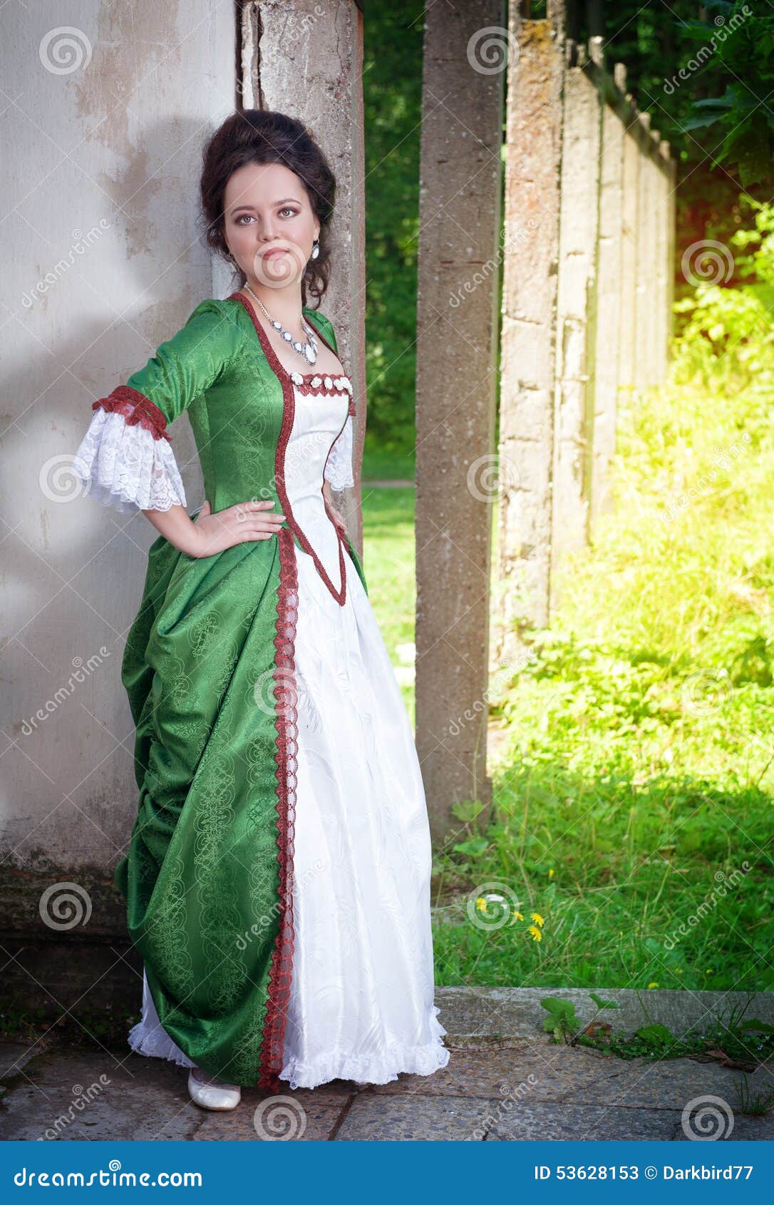 Mujer Joven Hermosa En Vestido Medieval Verde Imagen de archivo - Imagen de  pelo, encantador: 53628153