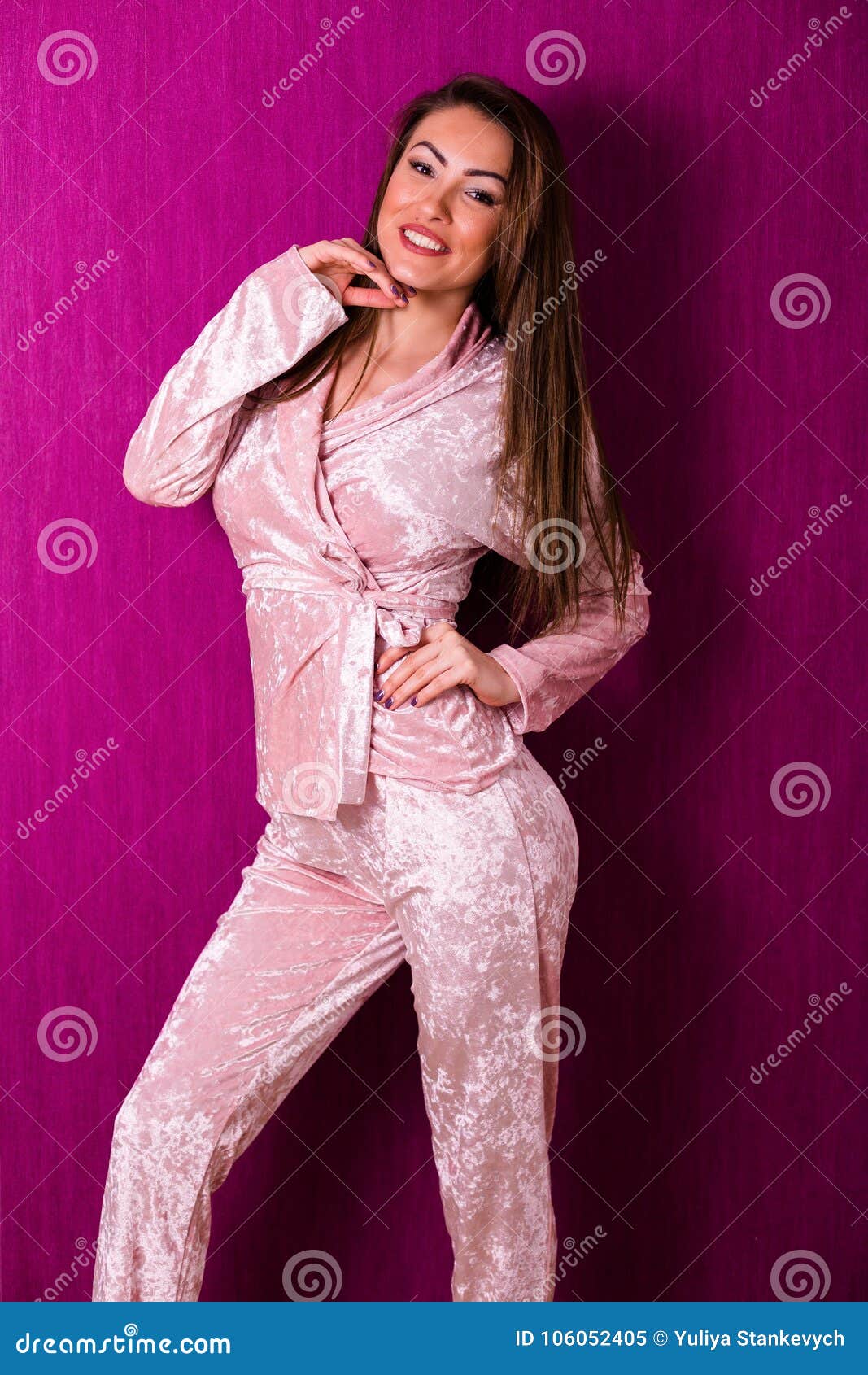 Mujer Joven Hermosa Pijamas De Un Terciopelo Que Llevan Imagen de archivo - Imagen de 106052405