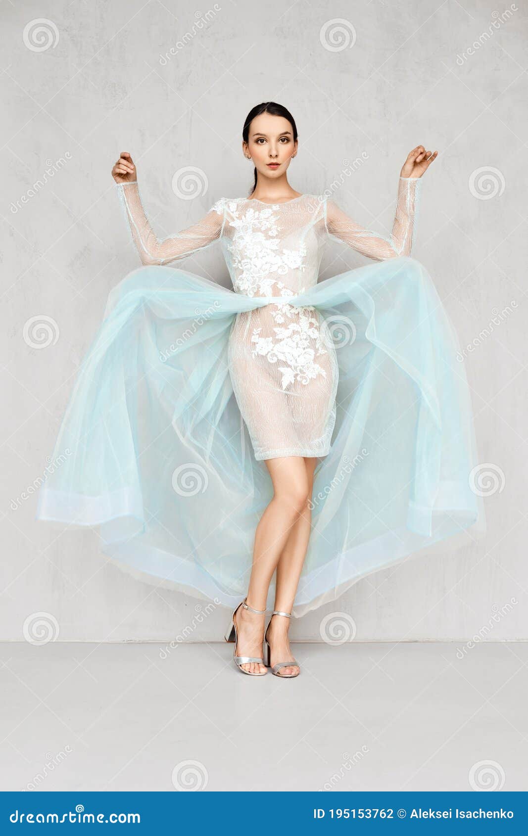 Mujer Joven Juega Con Ella Vestidos De Tul Transparentes Con Encaje Foto de archivo - Imagen adulto, feliz: 195153762