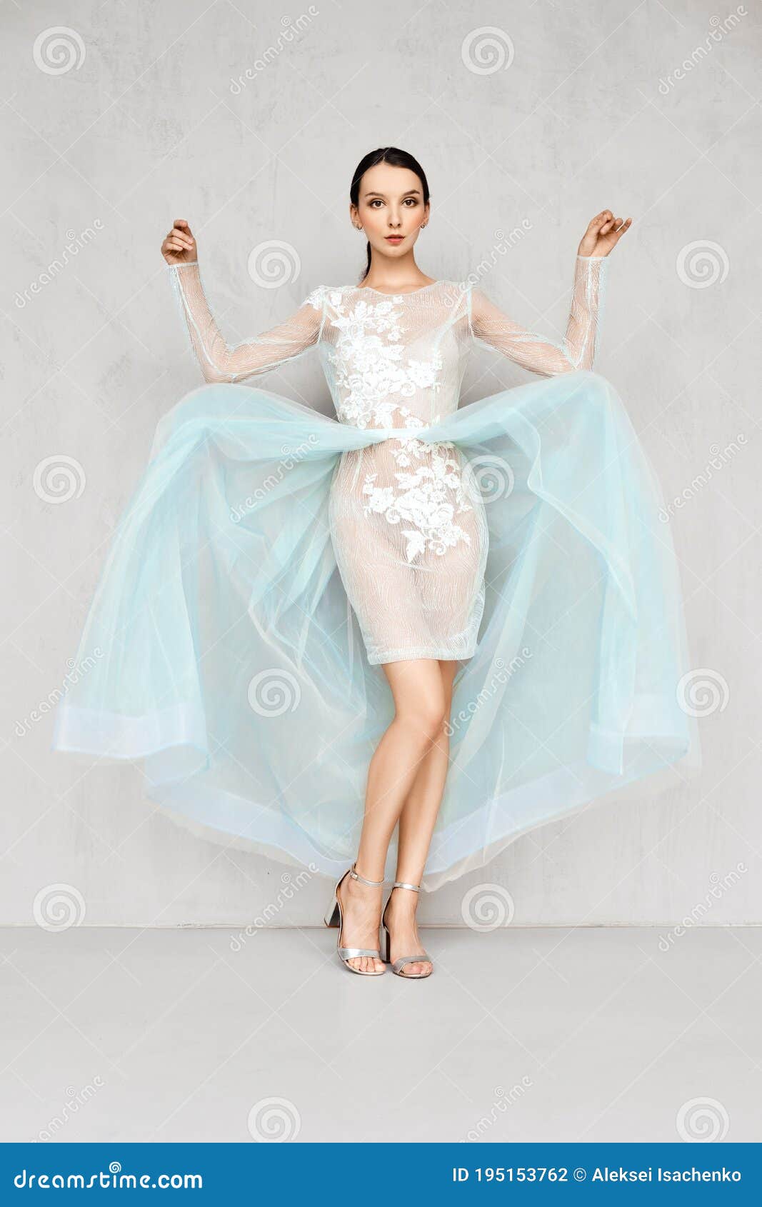 Mujer Joven Juega Con Ella Vestidos De Tul Transparentes Con Encaje Foto de archivo - Imagen de adulto, feliz: 195153762 Mujer Joven Juega Con Ella Vestidos De Tul Transparentes Con Encaje Foto de archivo - Imagen de adulto, feliz: 195153762