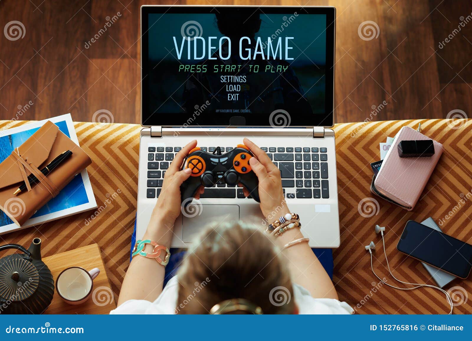 Mujer Joven Jugando Videojuegos En Un Ordenador Portátil Con Joystick Foto  de archivo - Imagen de juegos, sitio: 152765816