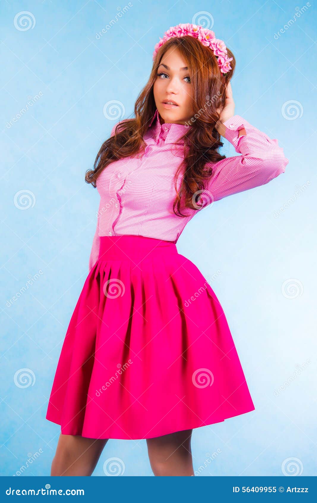 Mujer Joven En Rosada de archivo - Imagen de brillante, princesa: 56409955