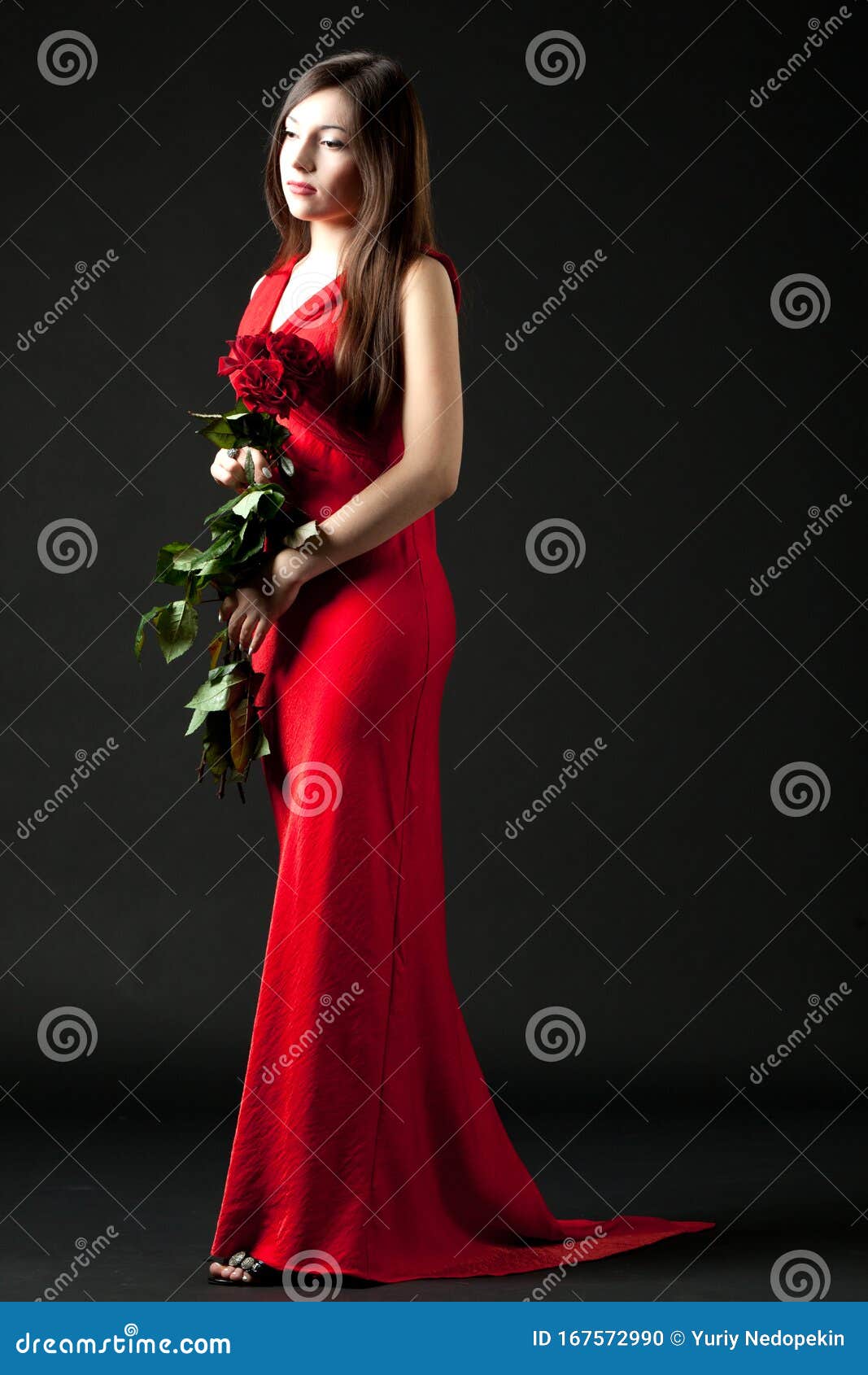 Foto Una mujer con un vestido de plumas rojas posa frente a una pared roja  – Vestir Imagen en Unsplash