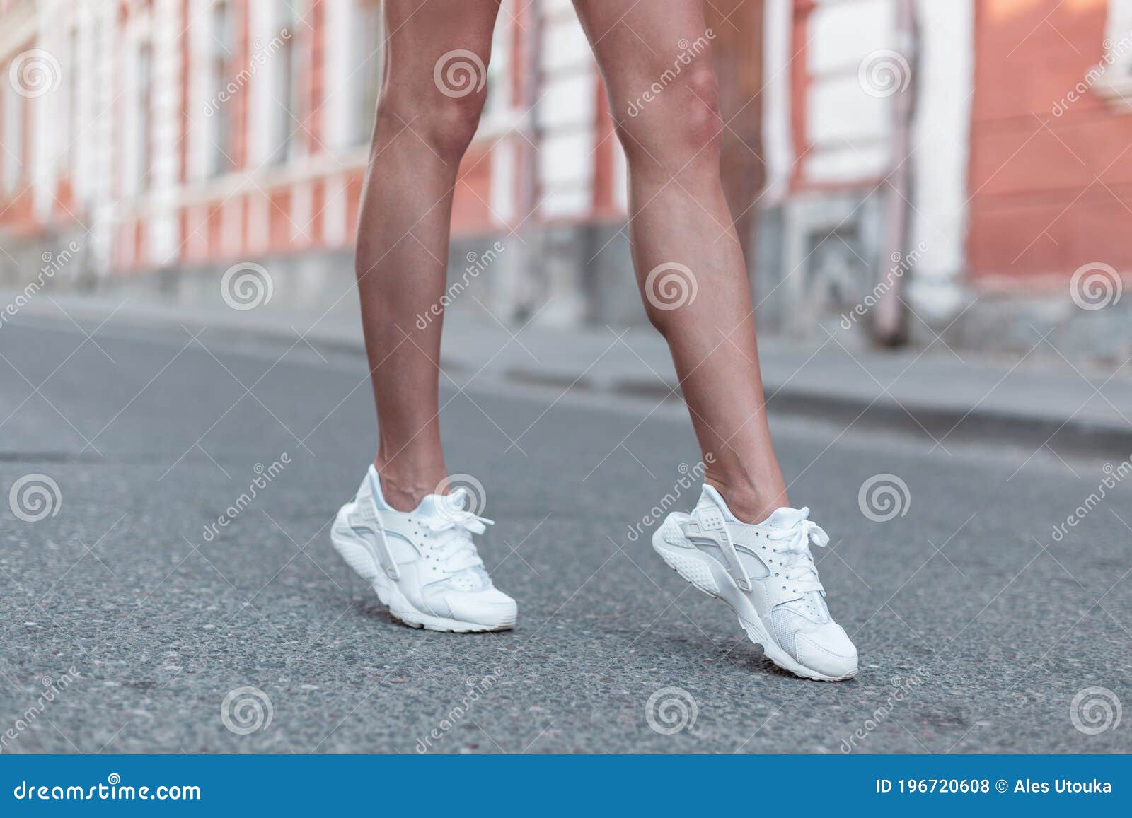 Mujer Joven Moderna Con Piernas Y Hermosas En Zapatillas Blancas De Moda Camina Por La Calle Estilosos Zapatos Deportivo Foto de archivo - Imagen exterior, fashionable: 196720608