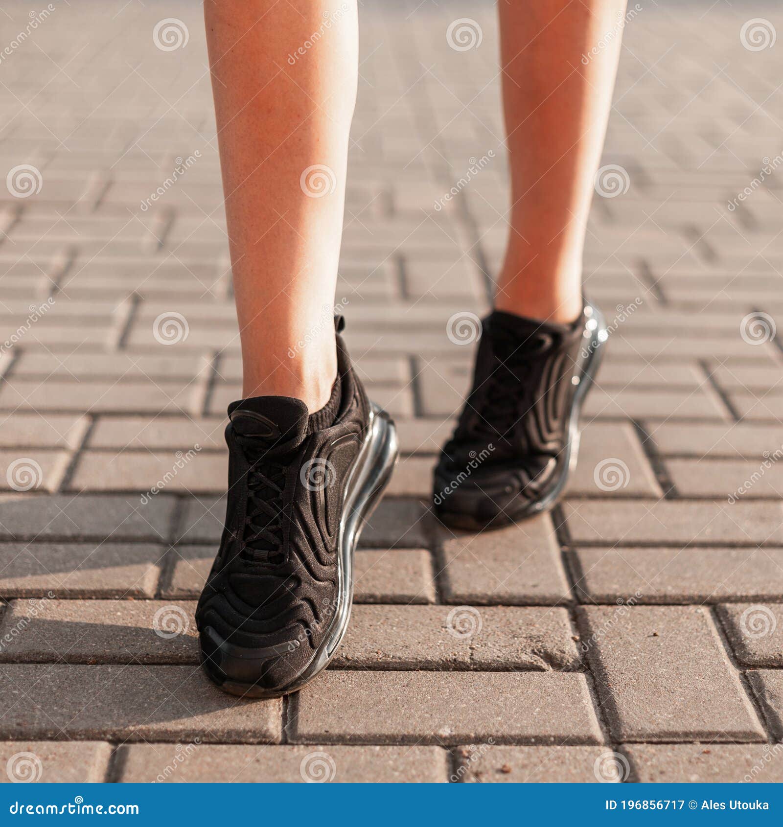 Calzado deportivo para mujer piernas delgadas femeninas en