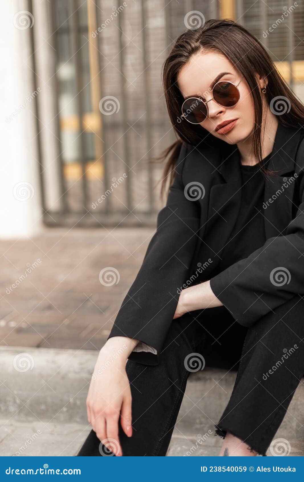 Mujer joven bastante elegante en ropa casual juvenil negra de moda