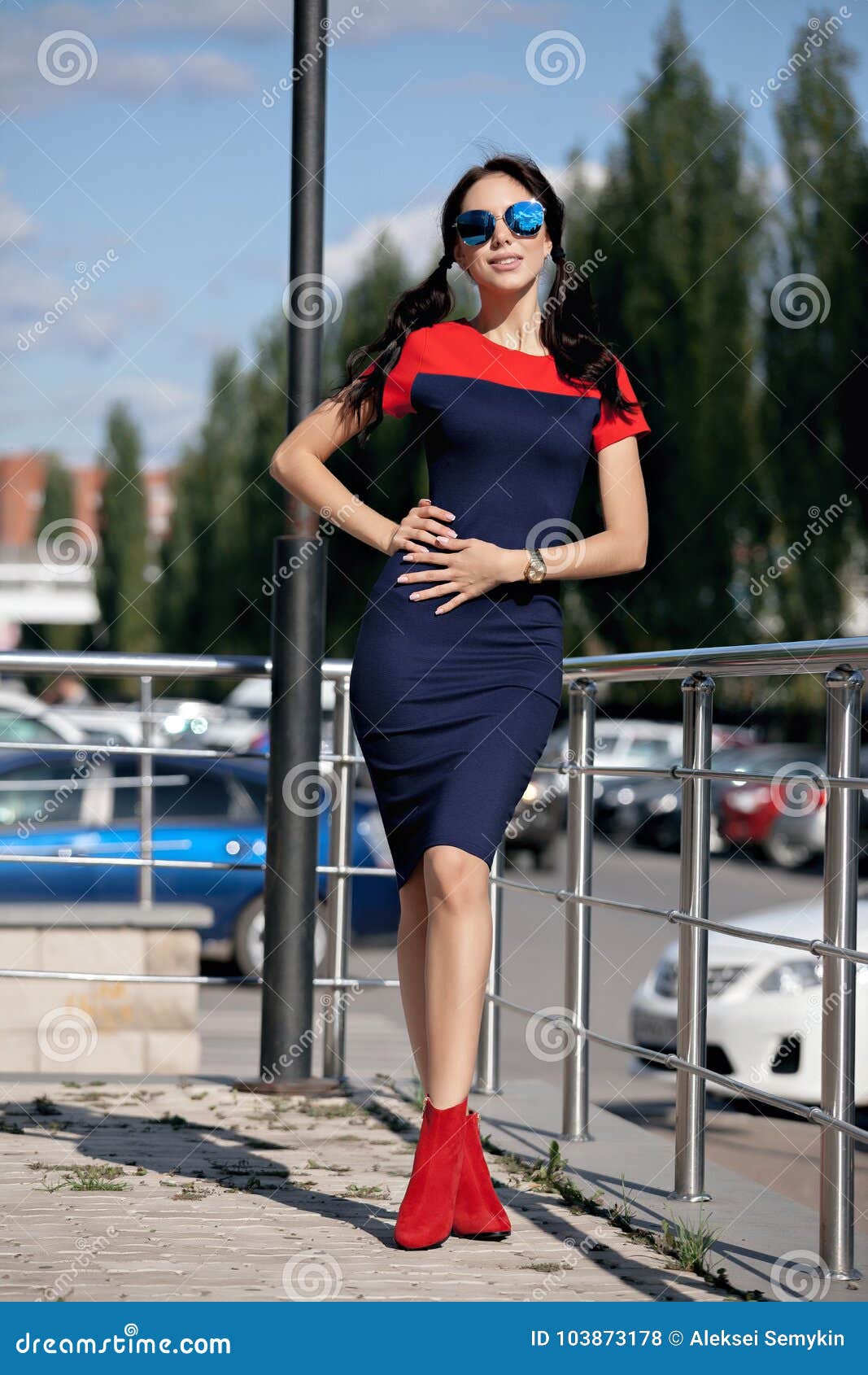 Mujer Hermosa En Vestido Azul Y Zapatos Rojos Fotos stock - Fotos libres de regalías de Dreamstime