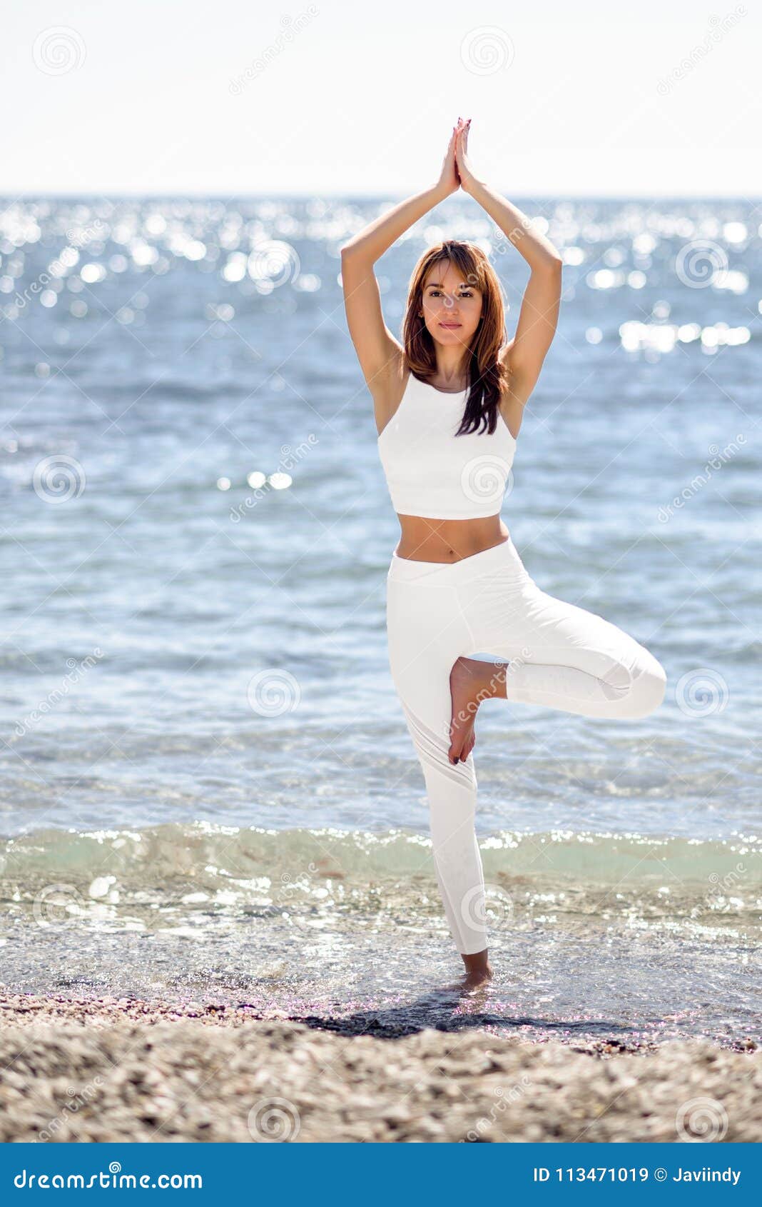 Mujer Joven Que Hace Yoga En La Ropa Blanca Que Lleva De La Playa Imagen de  archivo - Imagen de humano, hembra: 113471019