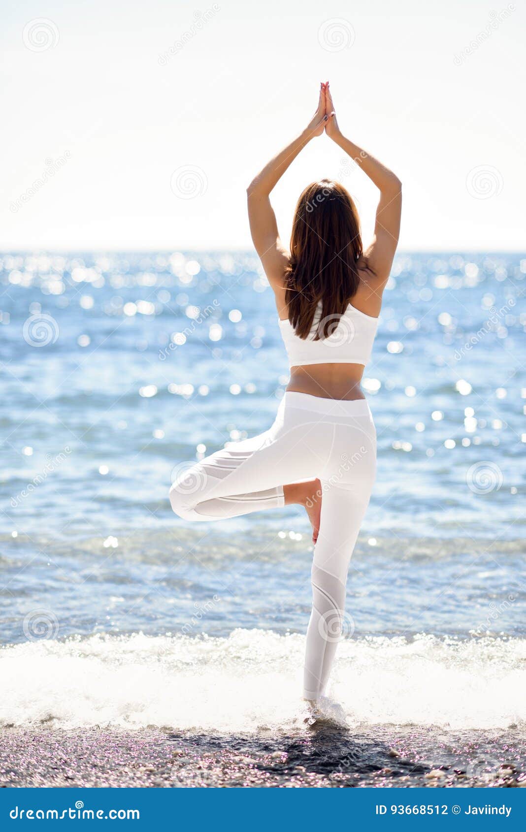 Joven Que Hace Yoga En La Ropa Blanca Que De La Playa Foto de archivo - Imagen de aptitud, adulto: 93668512