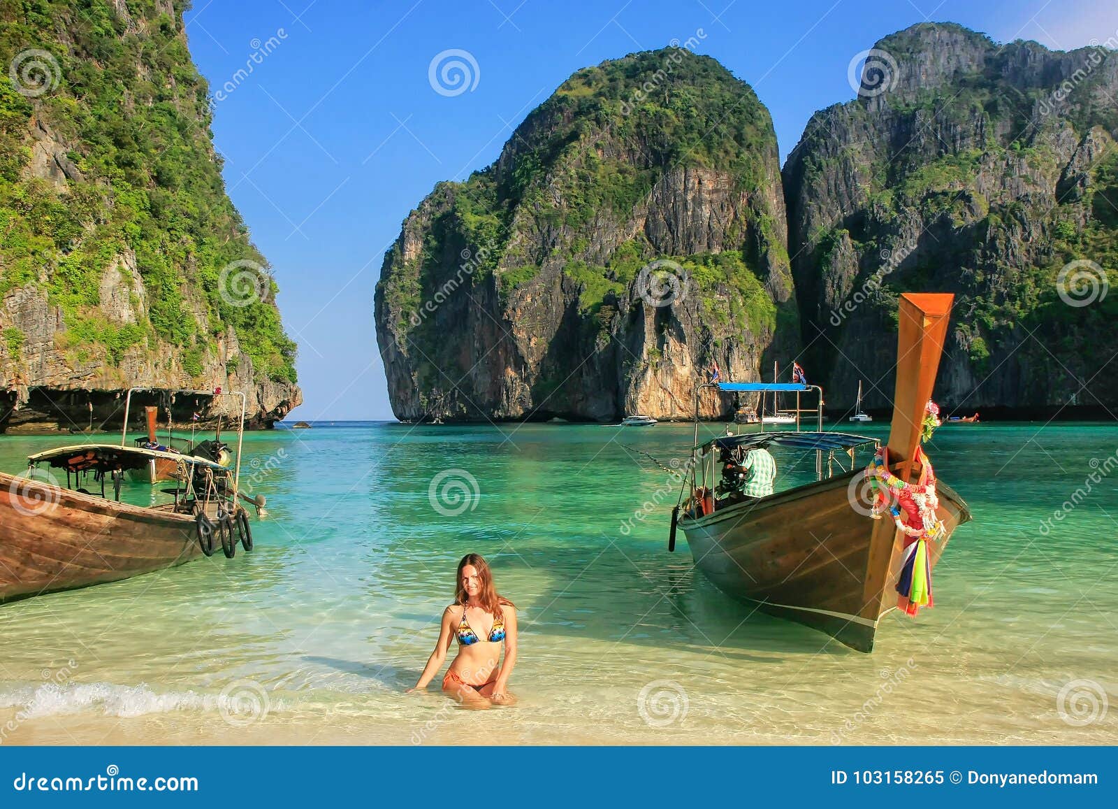 Mujer Joven Que Se Sienta En La Playa En Maya Bay En Phi Phi Leh Isl Imagen  editorial - Imagen de parque, indio: 103158265, image size:1600x1157