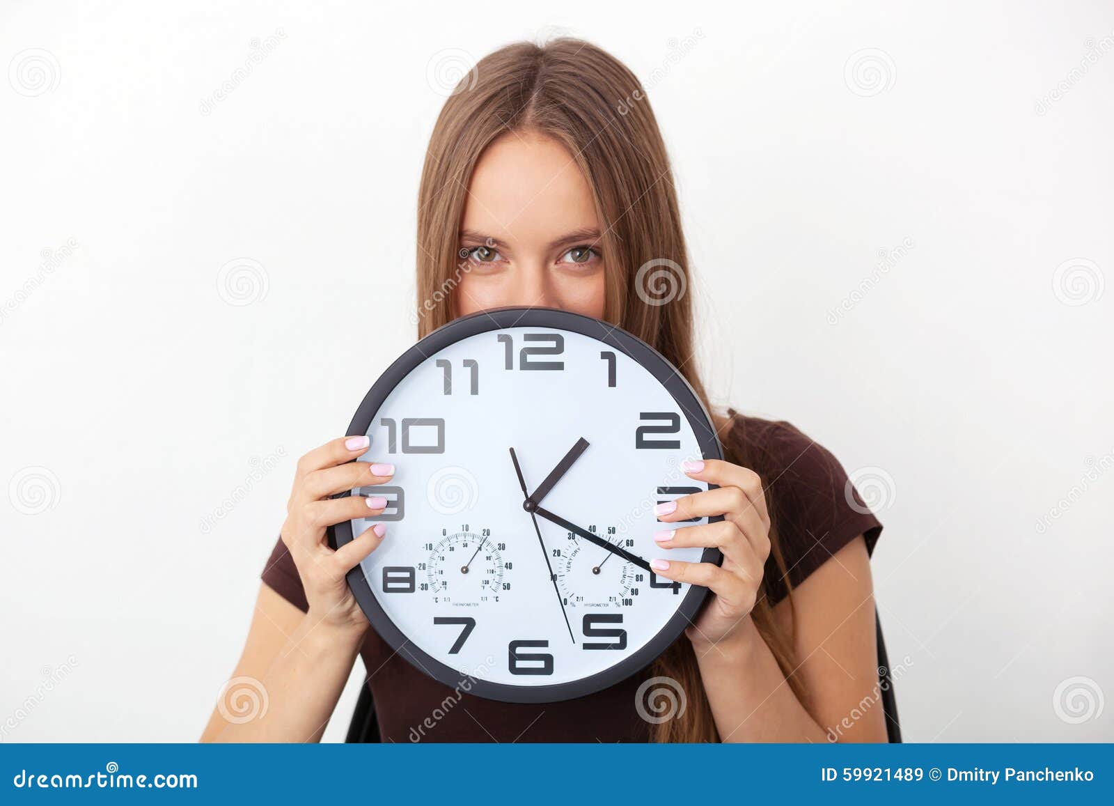 Mujer Joven Que Sostiene Los Relojes De Pared Grandes En El Fondo Blanco  Imagen de archivo - Imagen de hora, joven: 59921489
