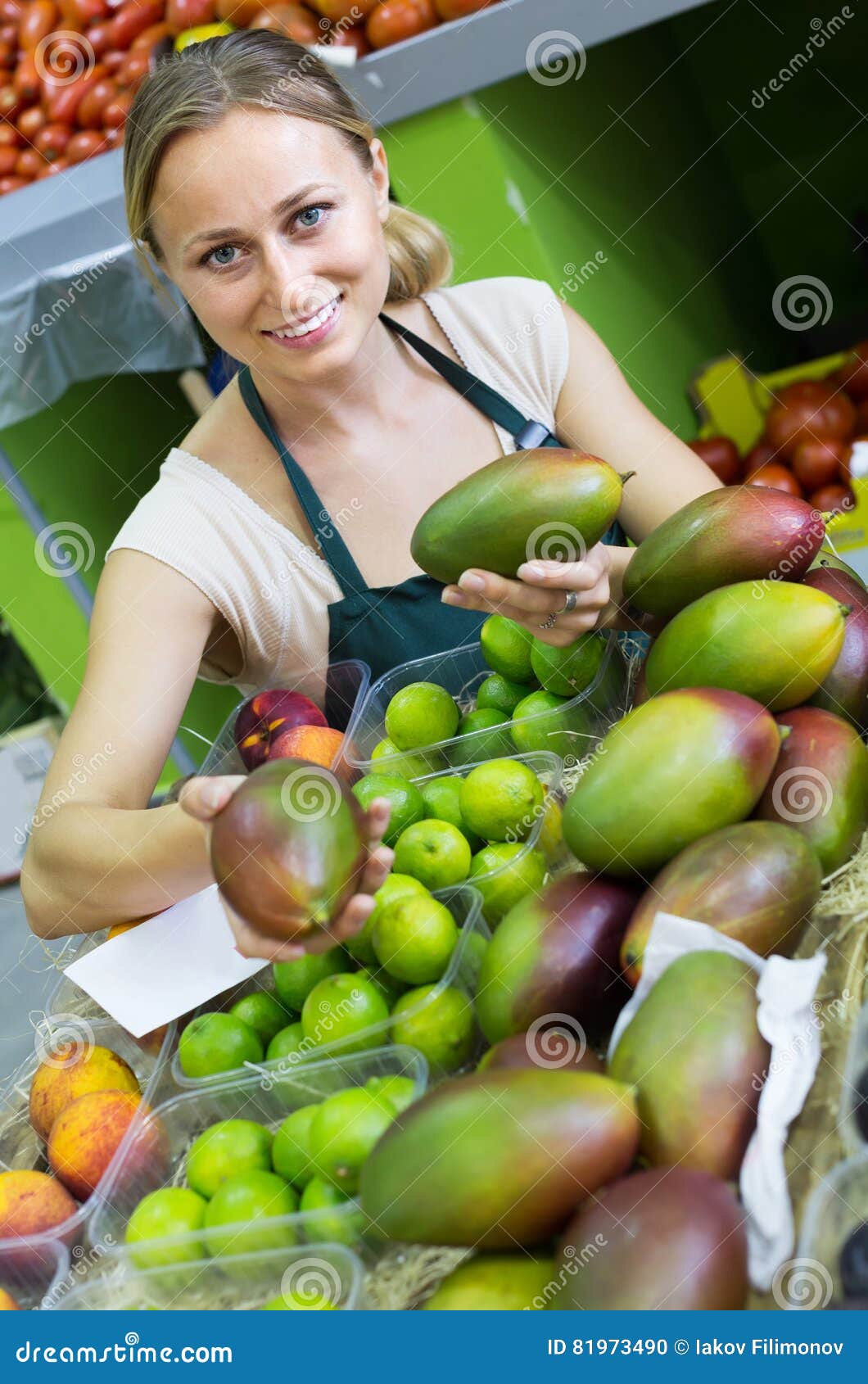 Mujer Joven Que Vende El Mango El Foto de archivo - Imagen de agricultura: 81973490