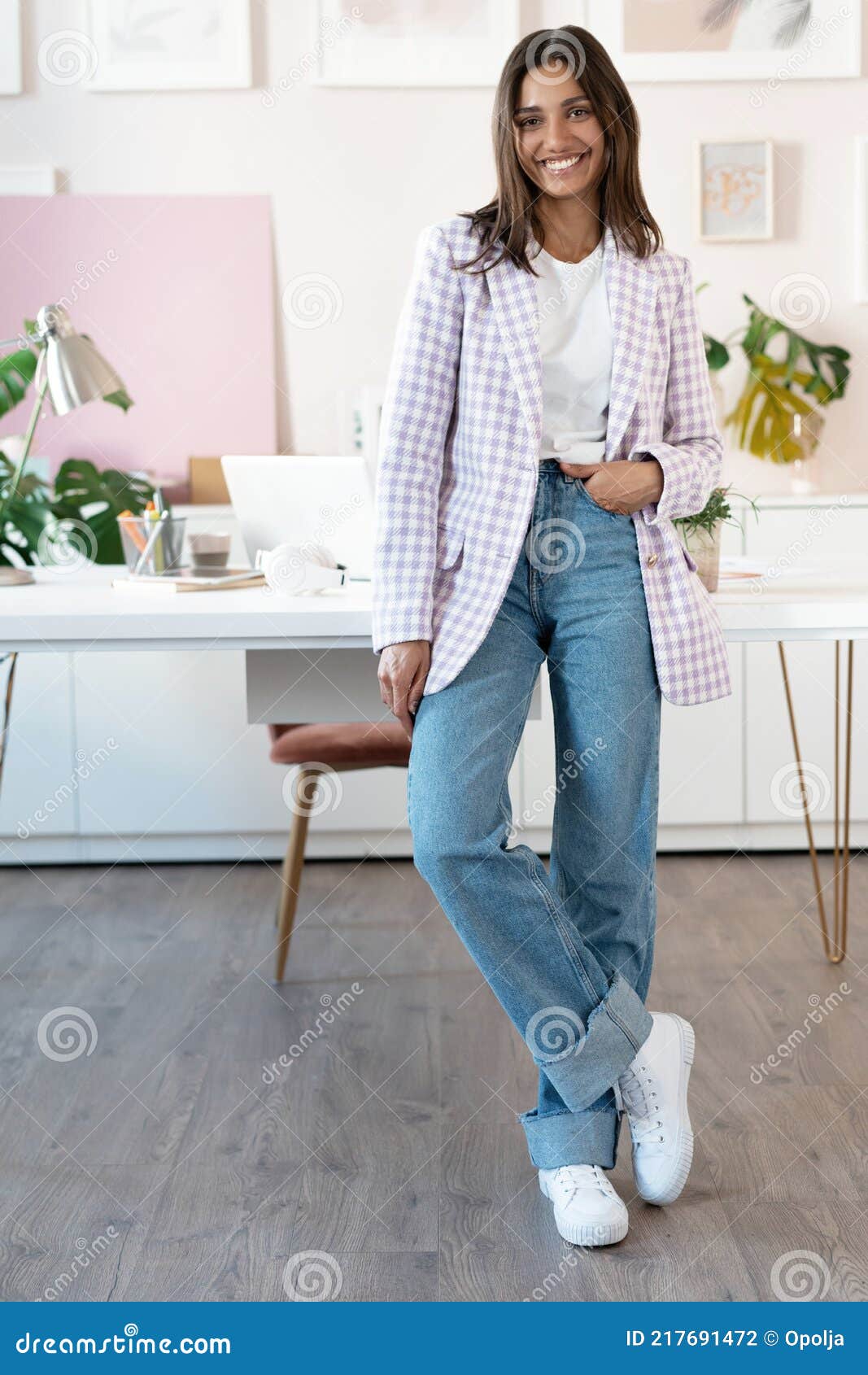 Mujer Joven Segura De Sí Misma En Ropa Casual Inteligente Sonriendo  Mientras Está De Pie Cerca De Su Lugar De Trabajo Foto de archivo - Imagen  de felicidad, confianza: 217691472